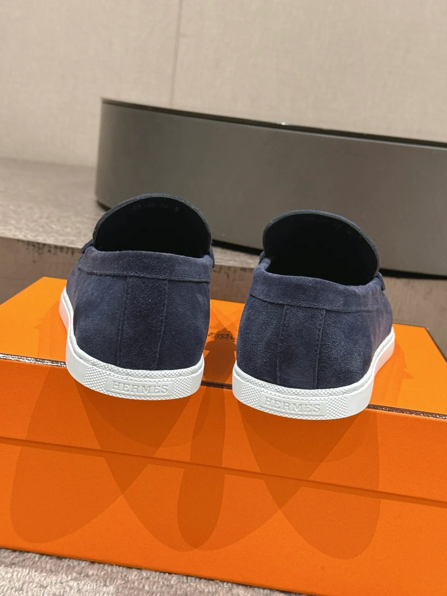 【ΗERMES】 P:540💰 Size: 39-45 (45.46. Customized) Hermes Men's Slip-on Loafers Lgnacio Series Couple's Loafers Casual Sports Shoes Original Purchase Development Made Goods This calfskin loafer is decorated with leather braiding and "Chaine d'Ancre" buckle. Fashionable nautical style loafers, ideal for land and seaside. Exquisite packaging at the delivery counter 🛍📦 Fabric: Original customized imported first-layer cowhide/cow suede Lining: Imported soft cowhide lining Sole: Original molded non-slip TPU material Bottom thickness: 2CM